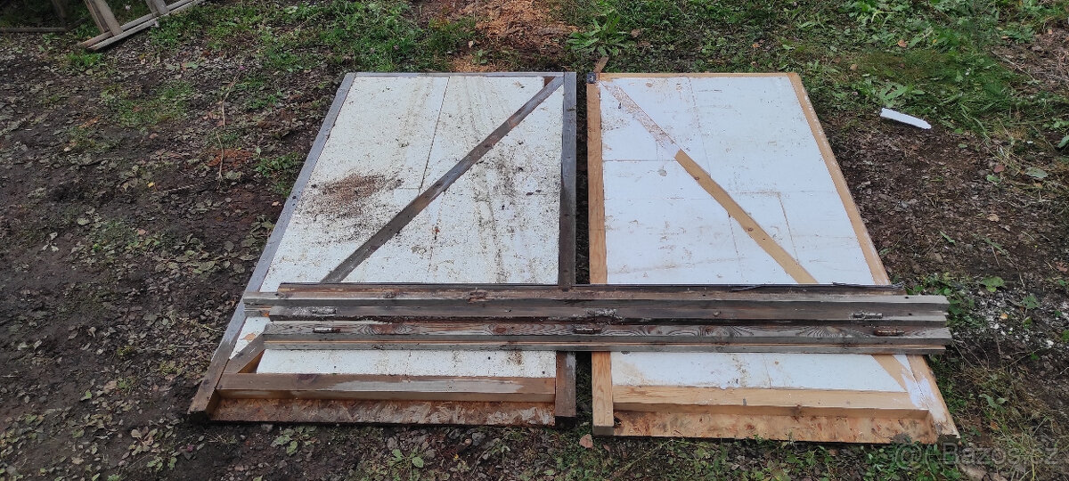 Dřevěná zateplená vrata 2,37x223m - 2