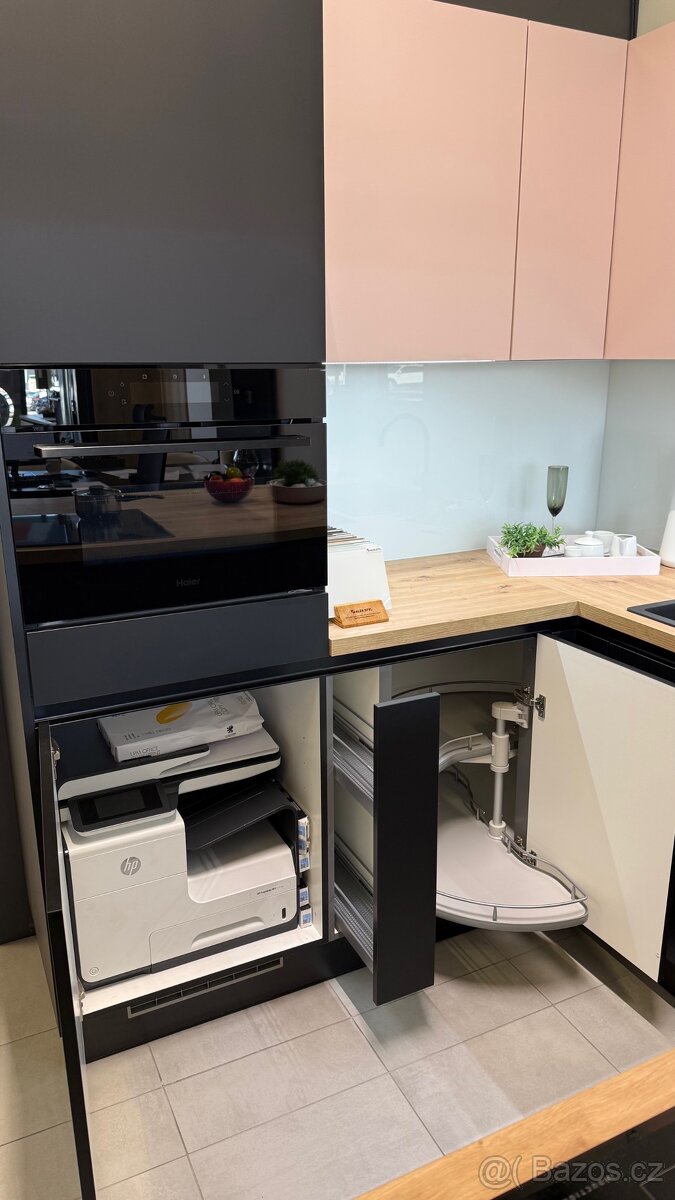 Nová kuchyňská linka Oresi rohová s ostrůvkem, z expozice. - 2