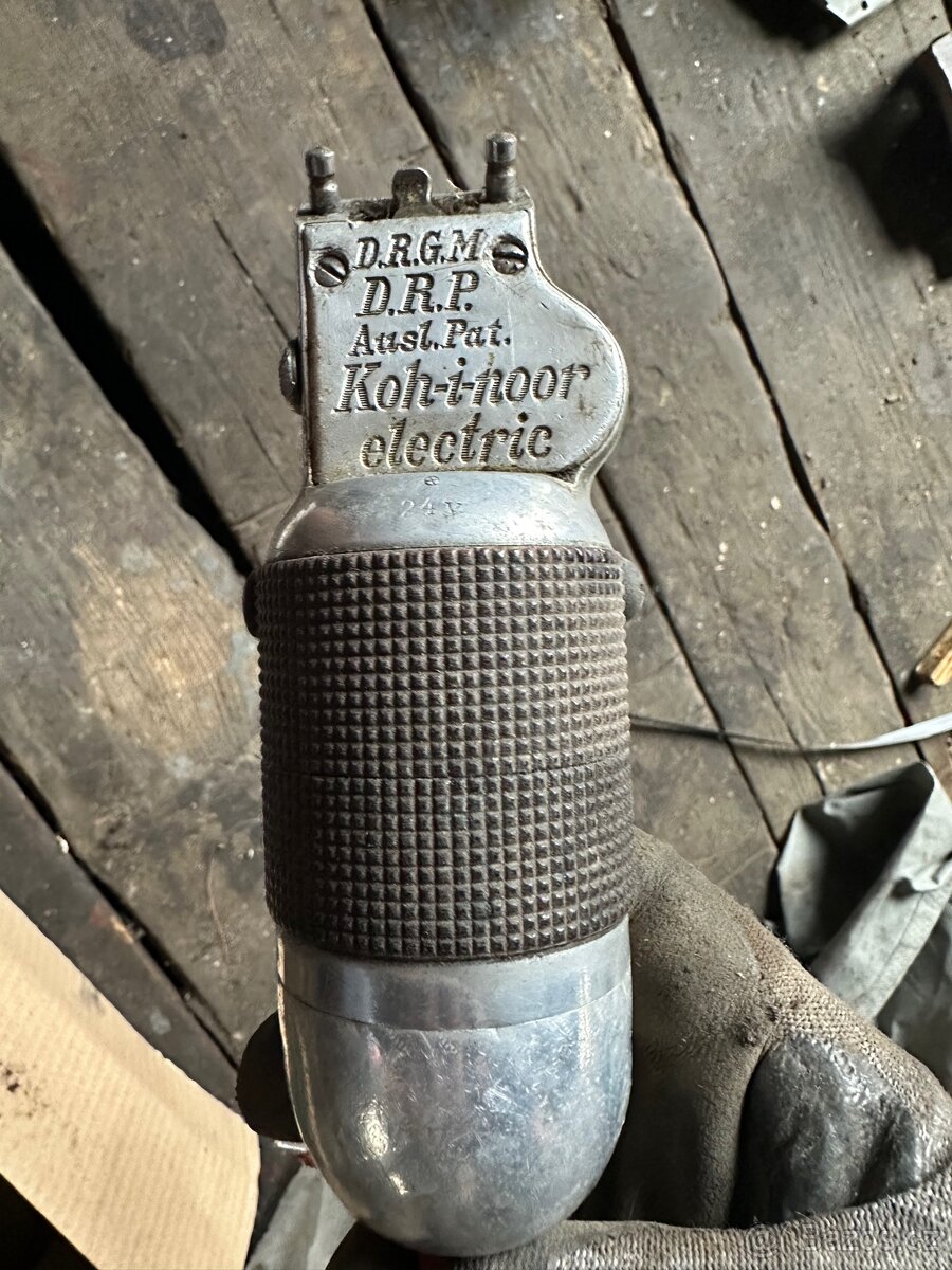 Starý holicí strojek - 2