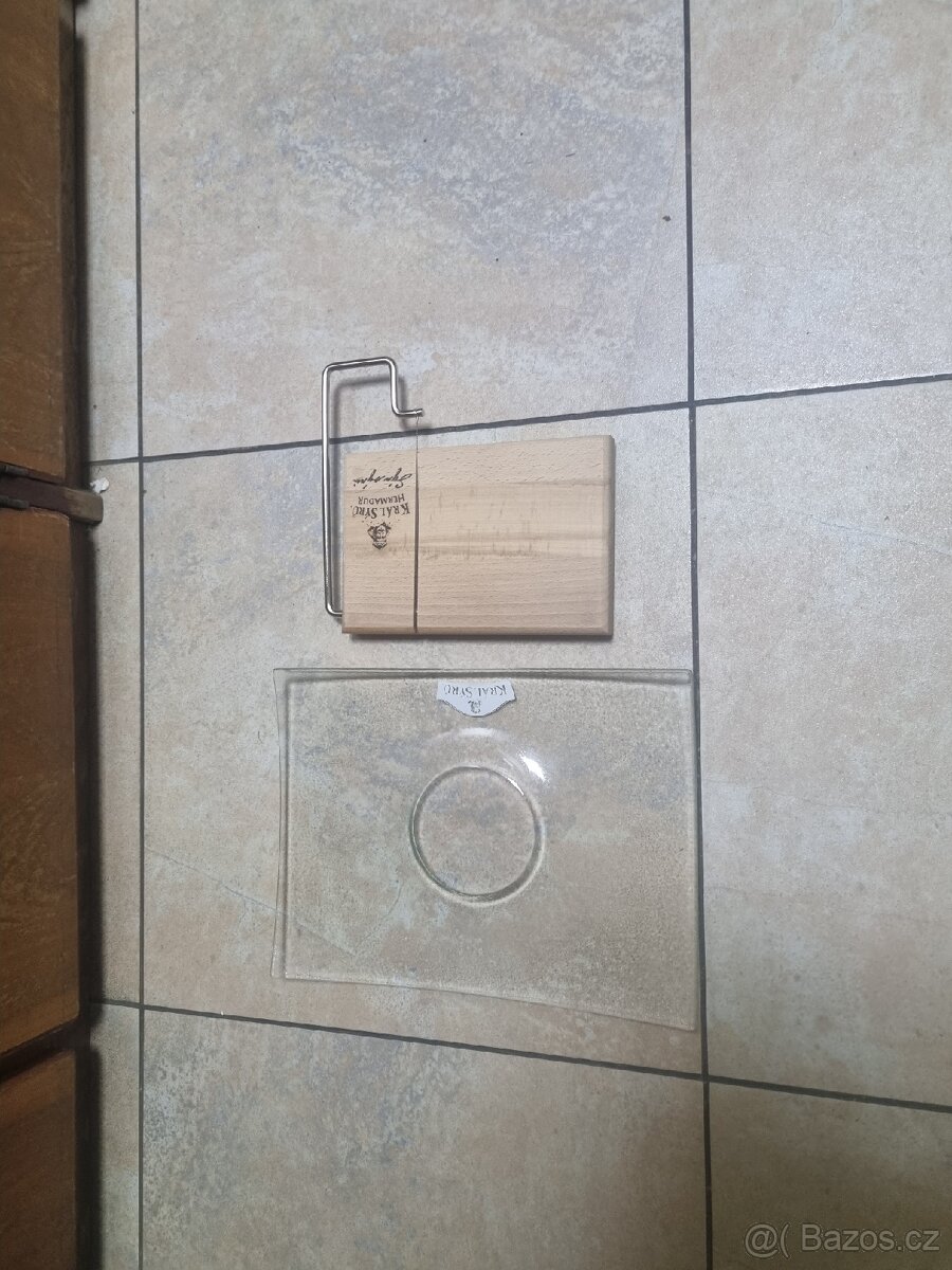 Skleněný podnos a dřevěný kráječ na hermelín - 2