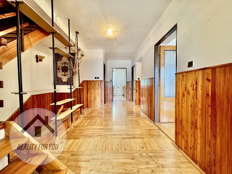Prodej prostorného řadového domu s dispozicí 5+2 v Rovensko - 2