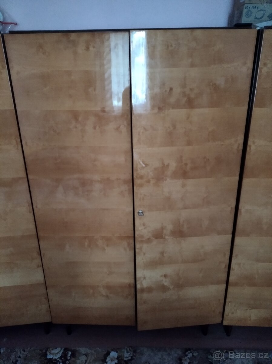 Postele a stolíky - 2