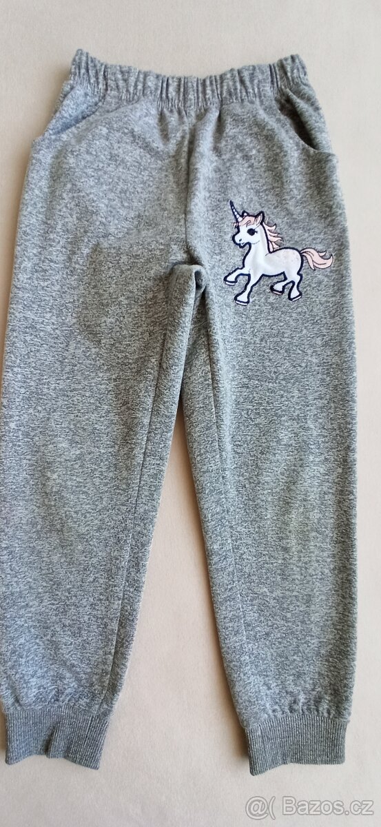 Dvoje tepláky, vel. 122 - 2