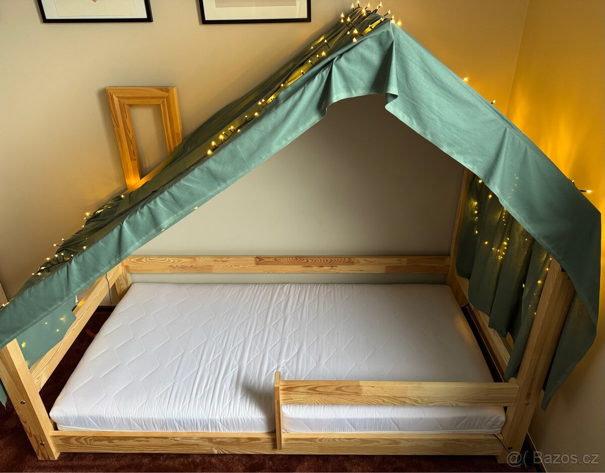 Domečková postel s roštem a zábranou - 2