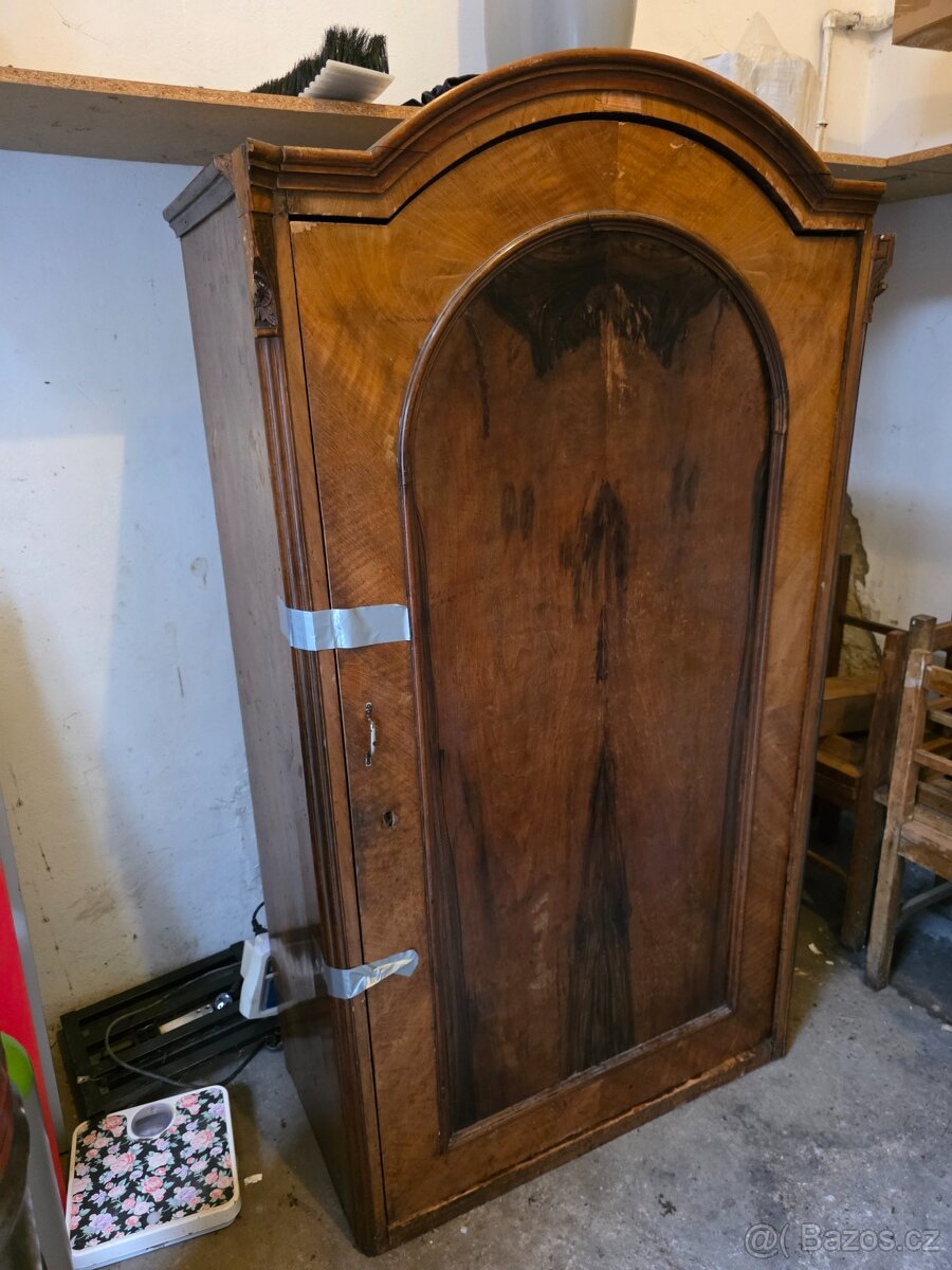 Krásná skříň k renovaci - 2