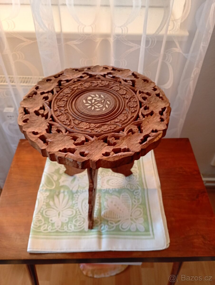 dřevěný vyřezávaný stoleček - 2