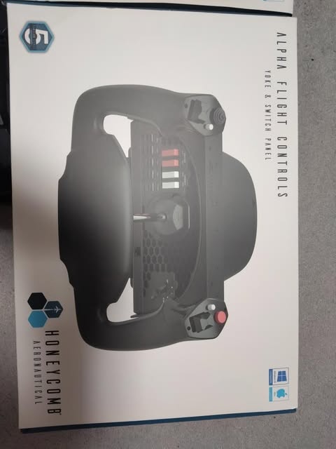 Honeycomb Alpha Yoke, Bravo Throttle + Letecké pedály Logite - 2