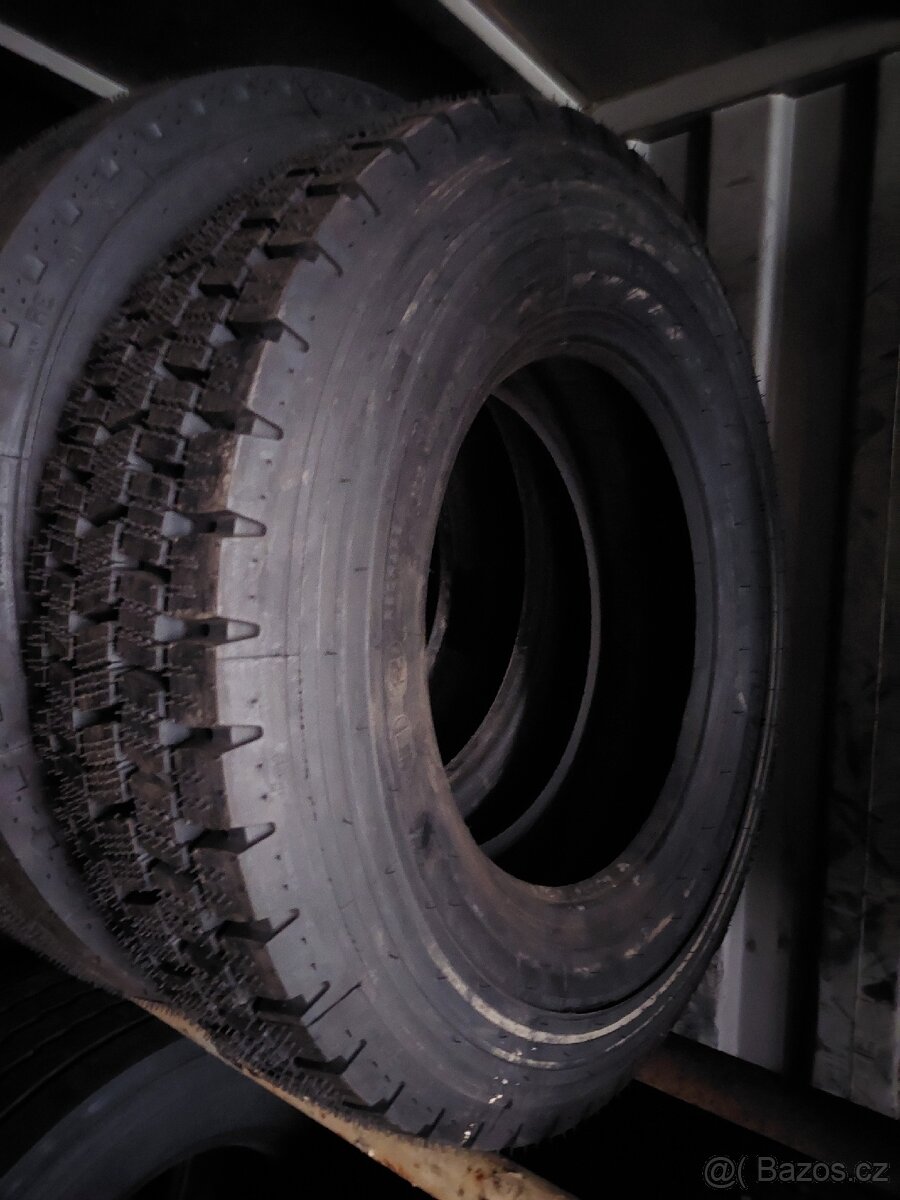Prodám nákladní pneu 215/75 R17,5 - 2