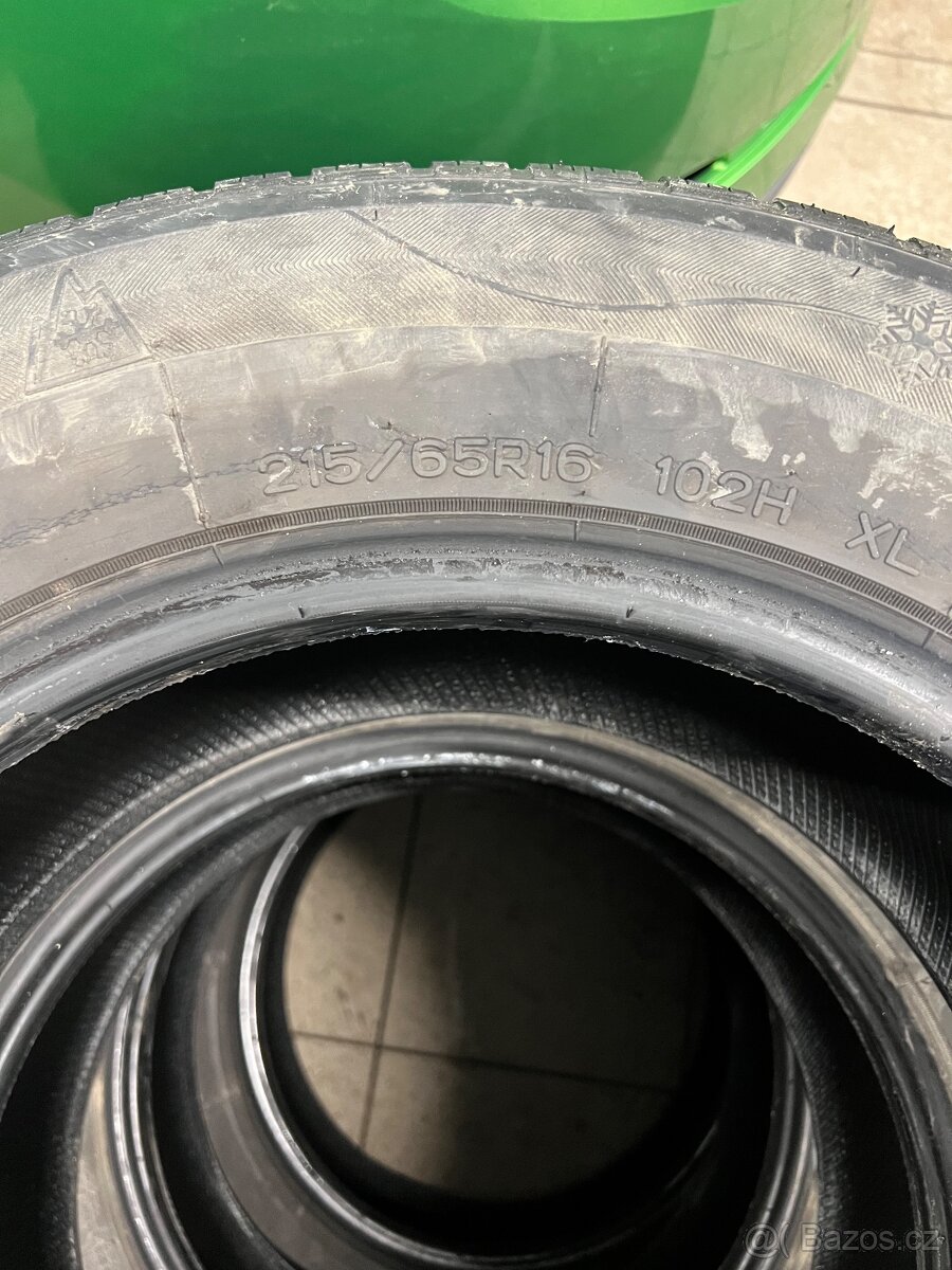 Pneu 215/65 R16 - 2