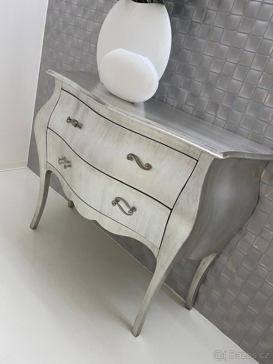 Stříbrná komoda - 2