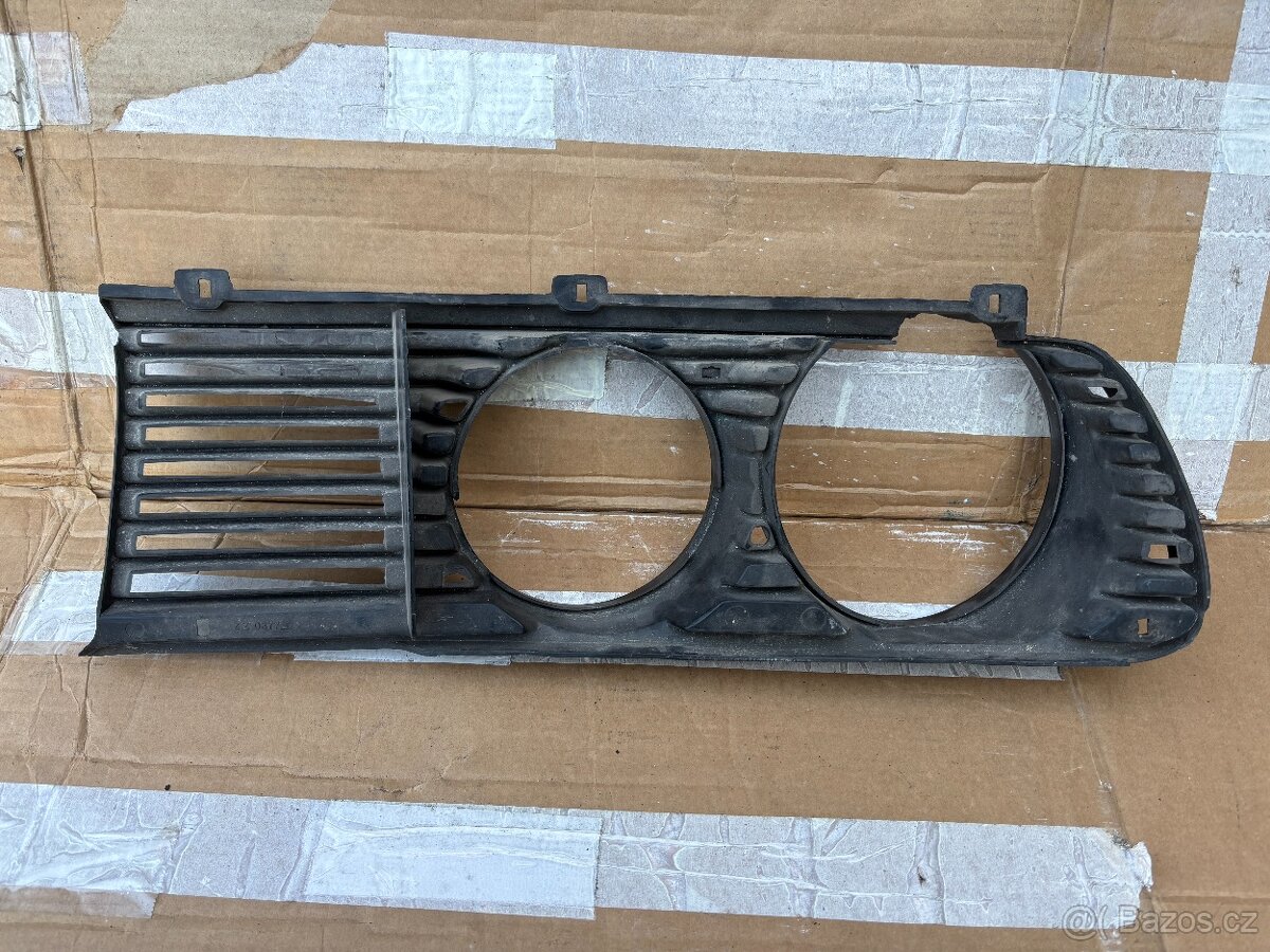 Pravá mřížka světel BMW E28 - 2
