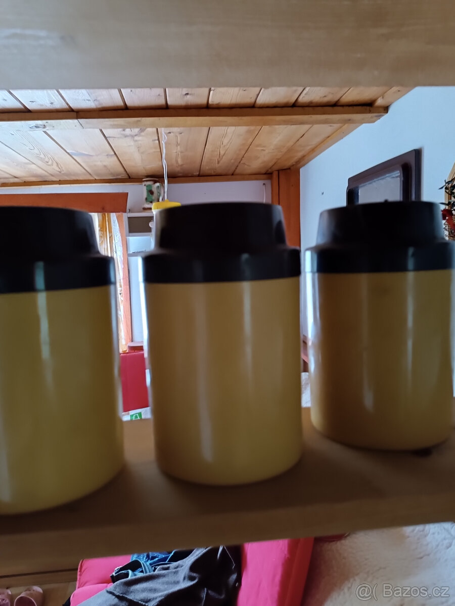 Staré plastové dozy, - 2