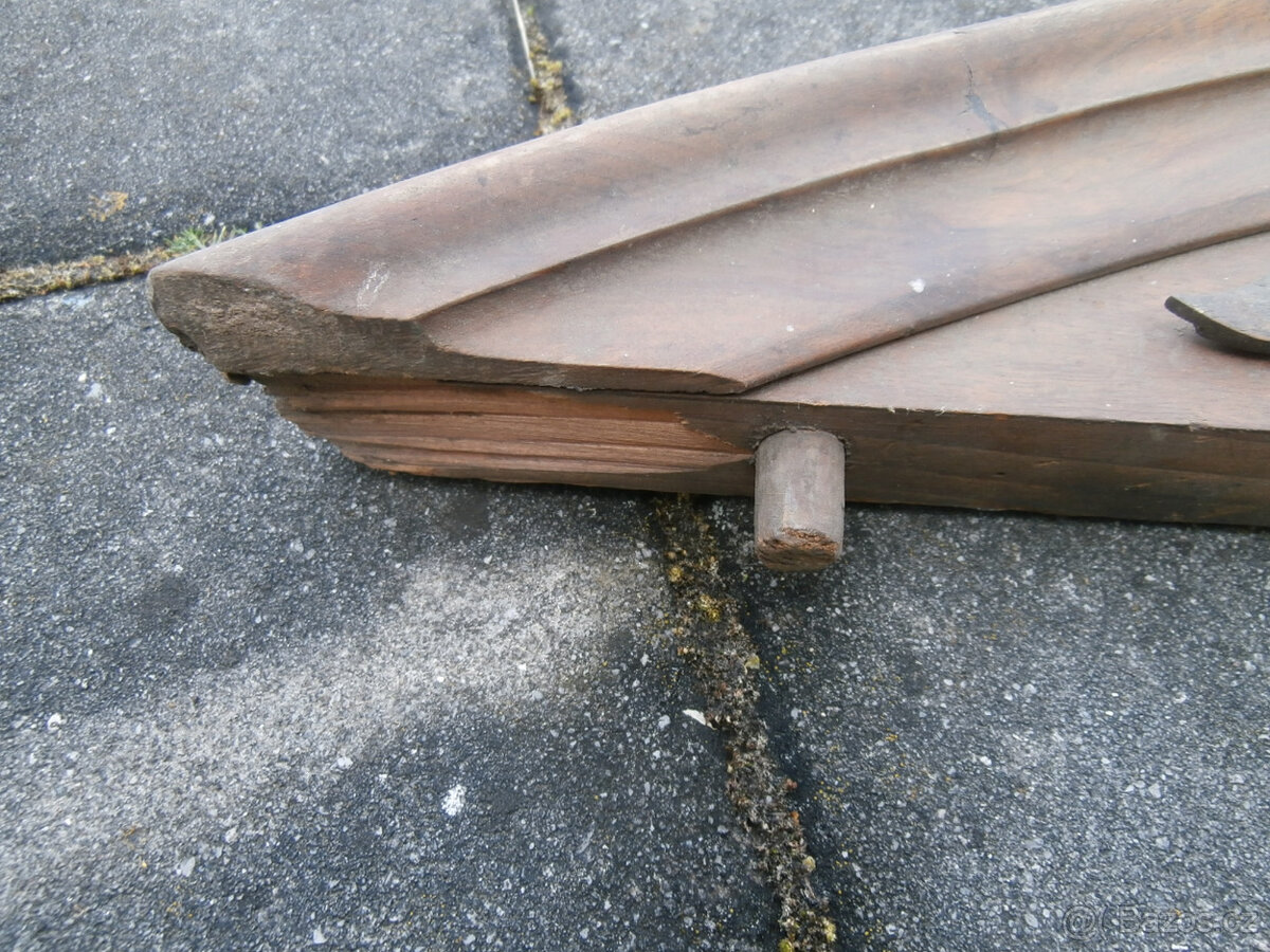 Starožitná dřevěná nástavba lišta vyřezávaná za 600 kč - 2