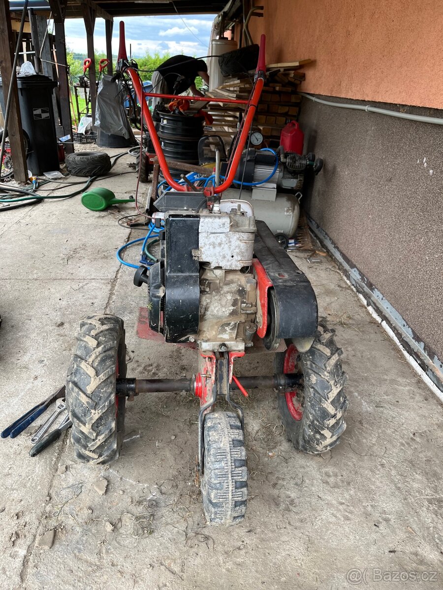 Malotraktor s brzděným vozíkem - 2