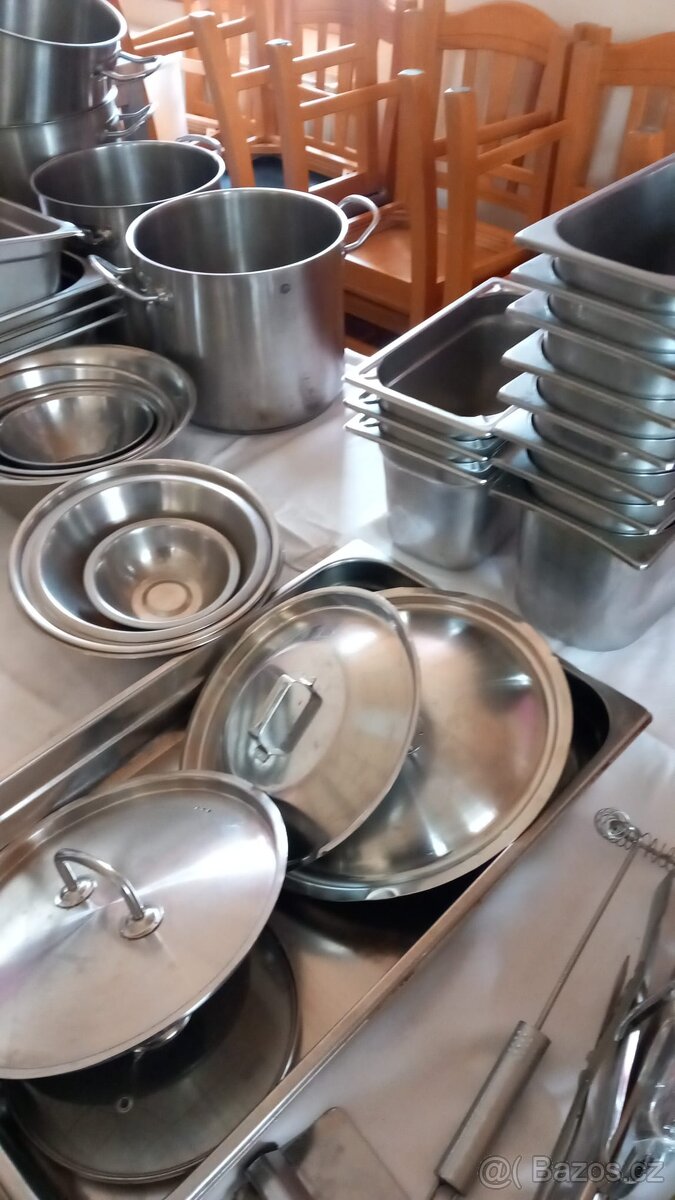 Inventář hospoda (stoly, gastro nádoby, talíře, sklenice) - 2