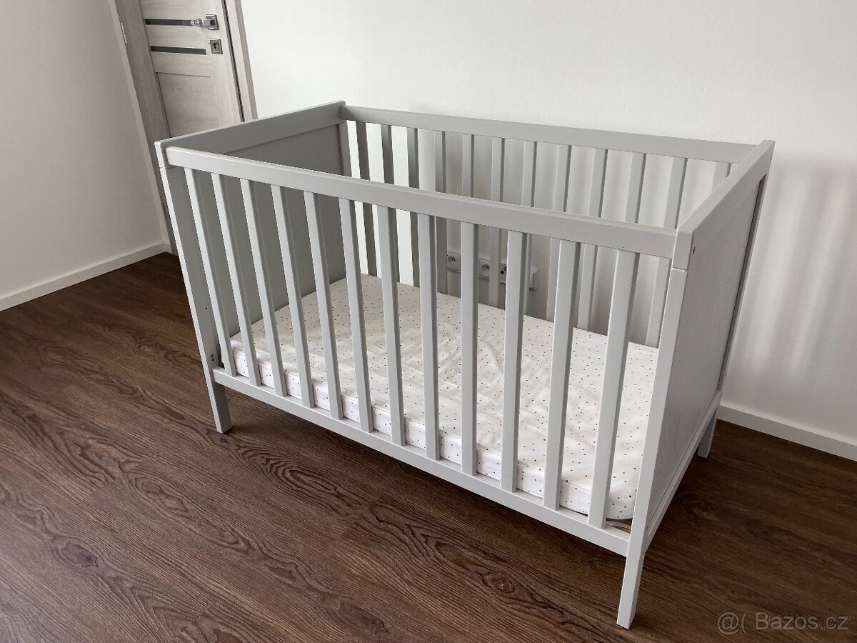 IKEA - dětská postýlka SUNDVIK, šedá + pěnová matrace - 2