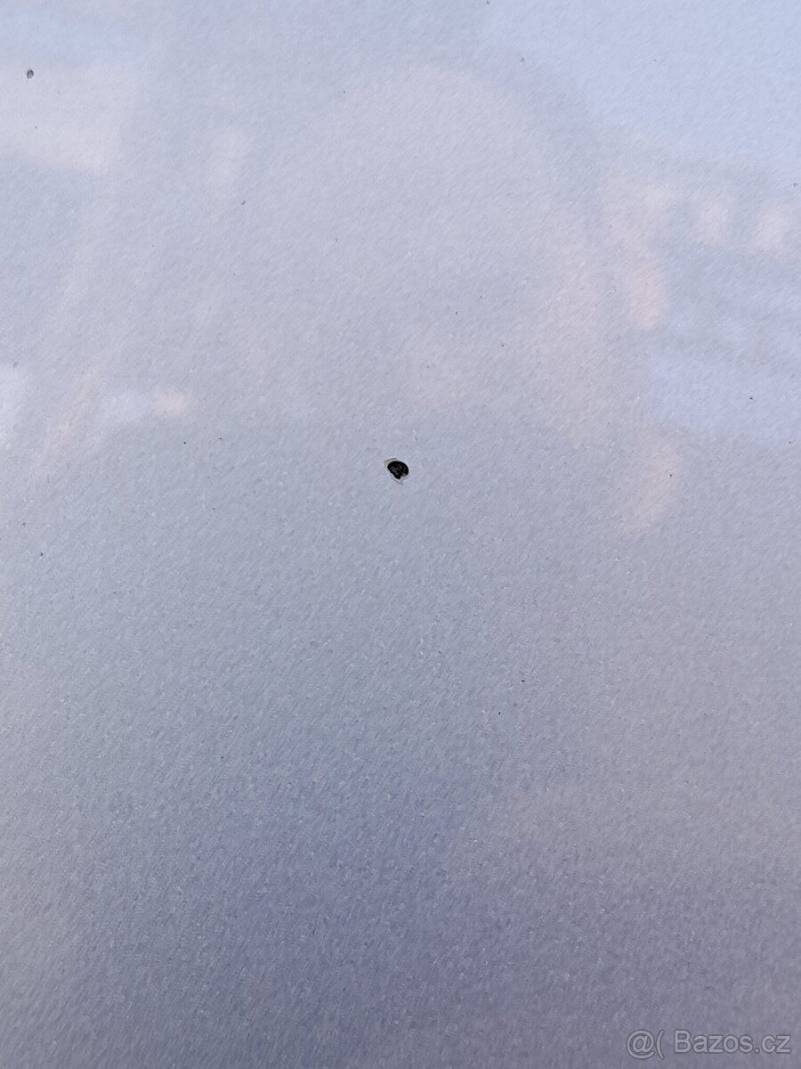 Kapota stribrna vw golf V. 2007 - 2