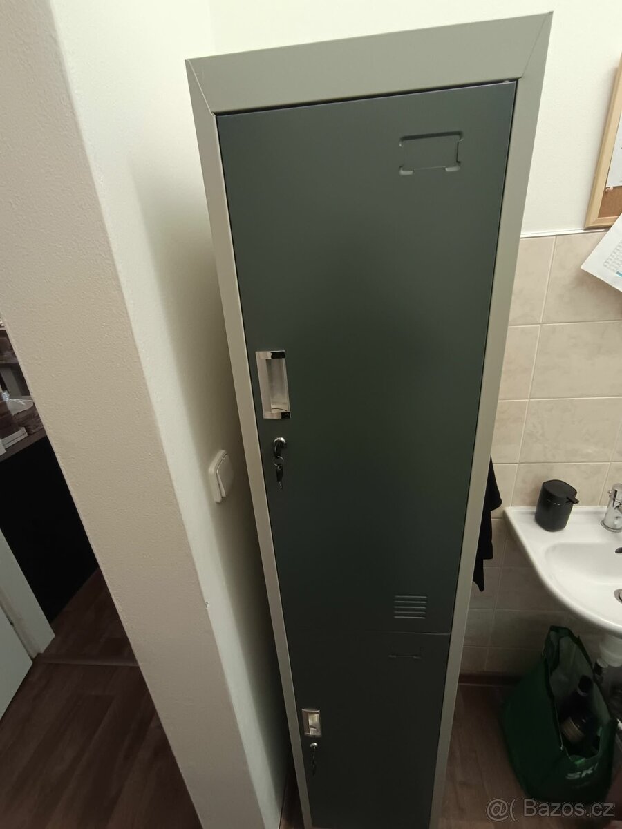 Šatní skříň kovová - 2