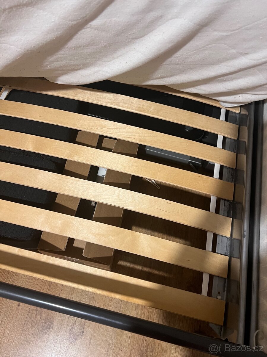 Kovová postel IKEA - 2