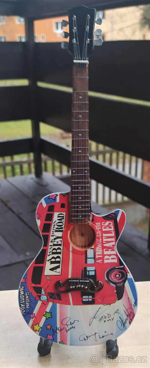 Zmenšené dřevěné repliky kytar k dekoraci (ruční práce) - 2