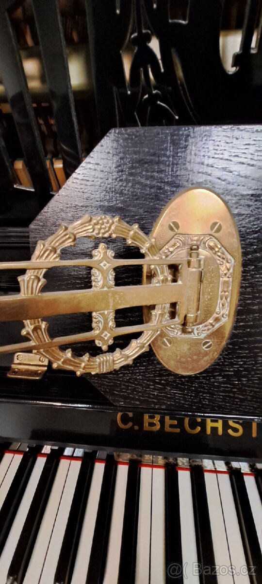 Krásné svícny na pianino. - 2