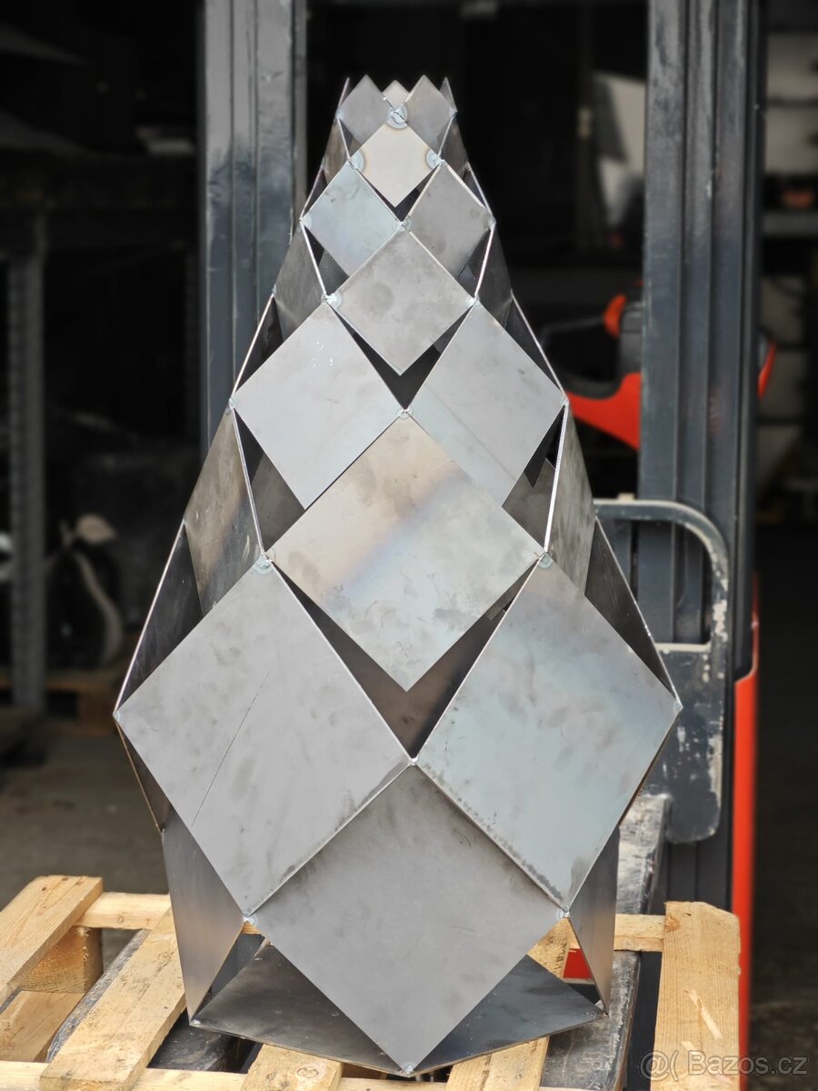 Kovová designová dekorace „Diamantová věž“ - 2