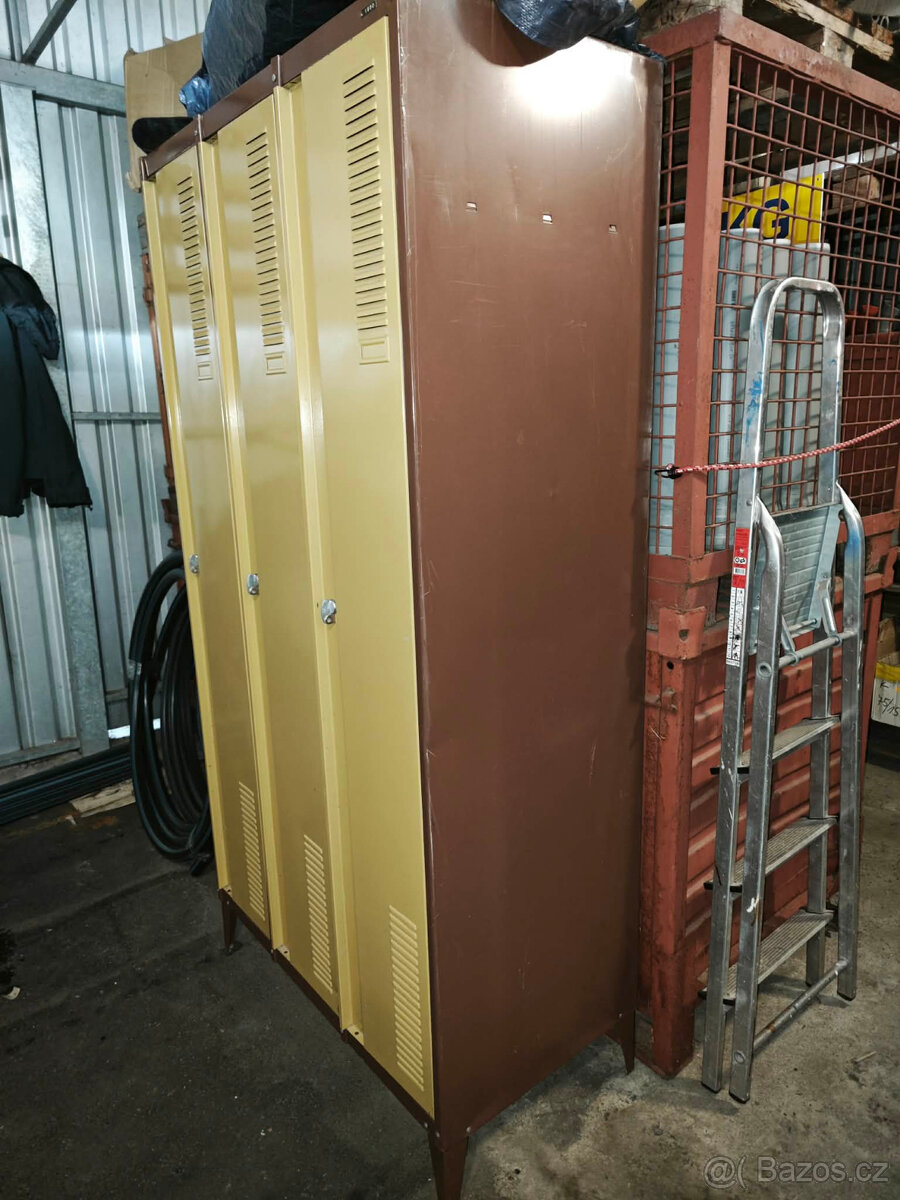 šatní skříň plechová třídílná - 2