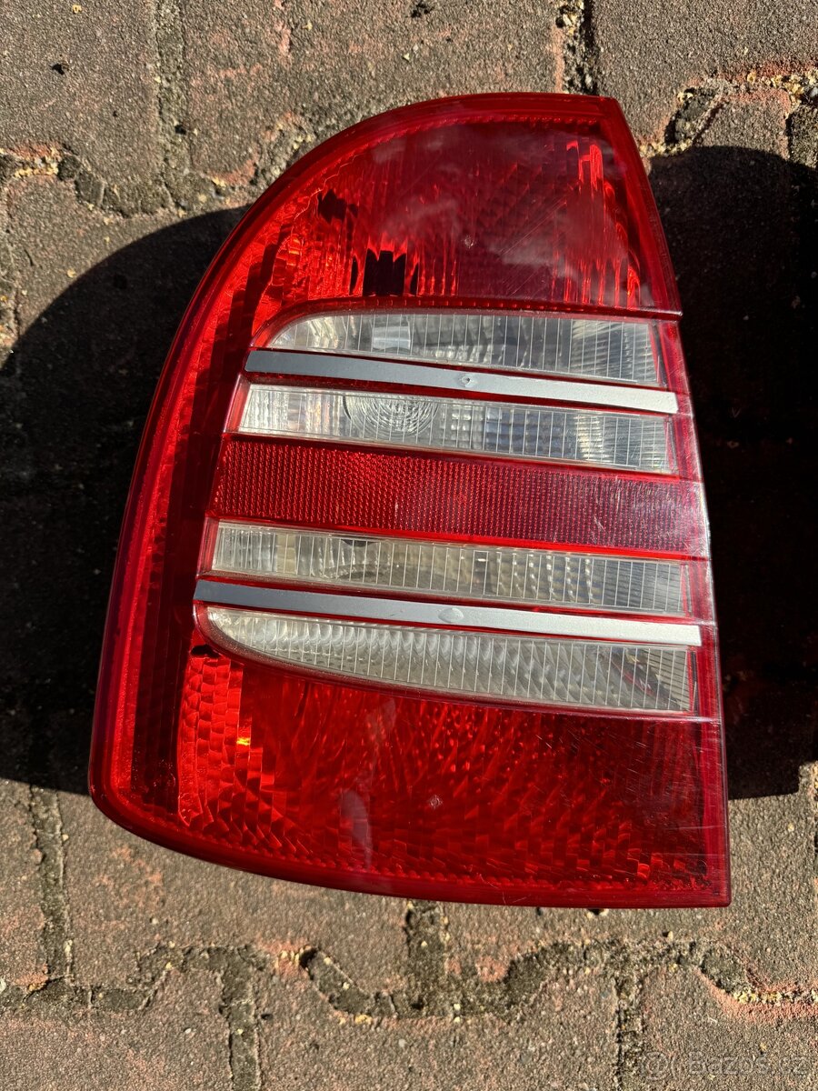 Zadní světla Škoda Superb 1 - 2