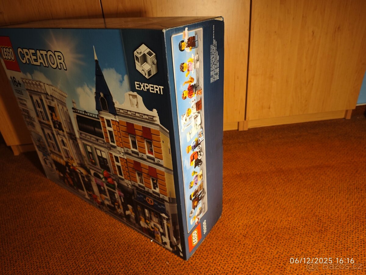 LEGO® Creator Expert 10255 Shromáždění na náměstí - 2