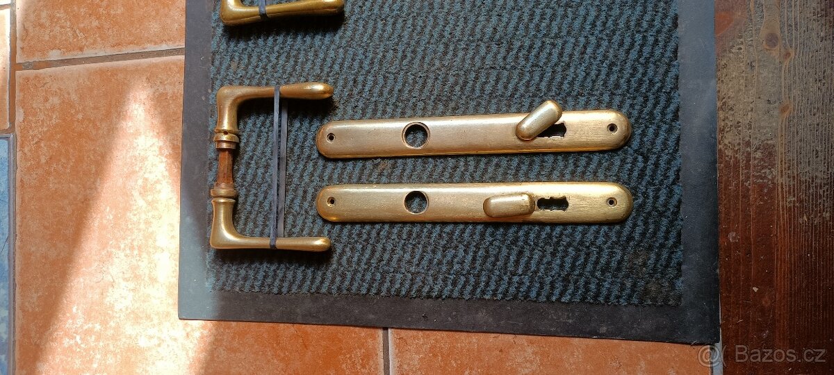 Mosazné kování , štítky a kliky. 3x. - 2