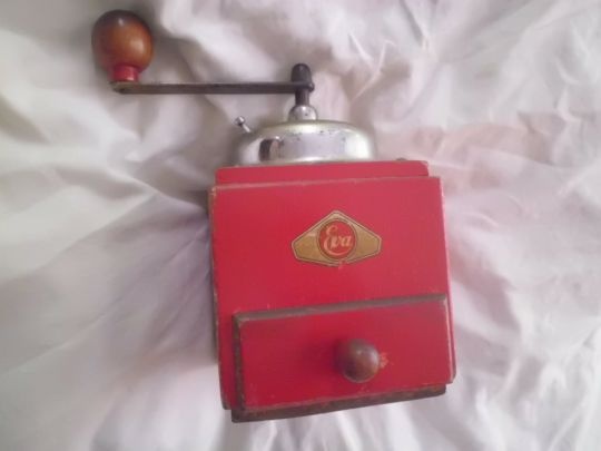 Pěkný Starožitný dřevěný Mlýnek na Kávu - Eva - 2