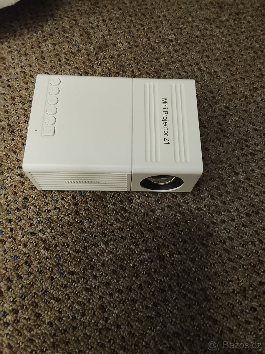 Prodám malý ale šikovný projektor - 2