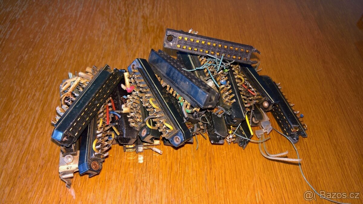 Zlacené konektory, tranzistory, procesory... - 2