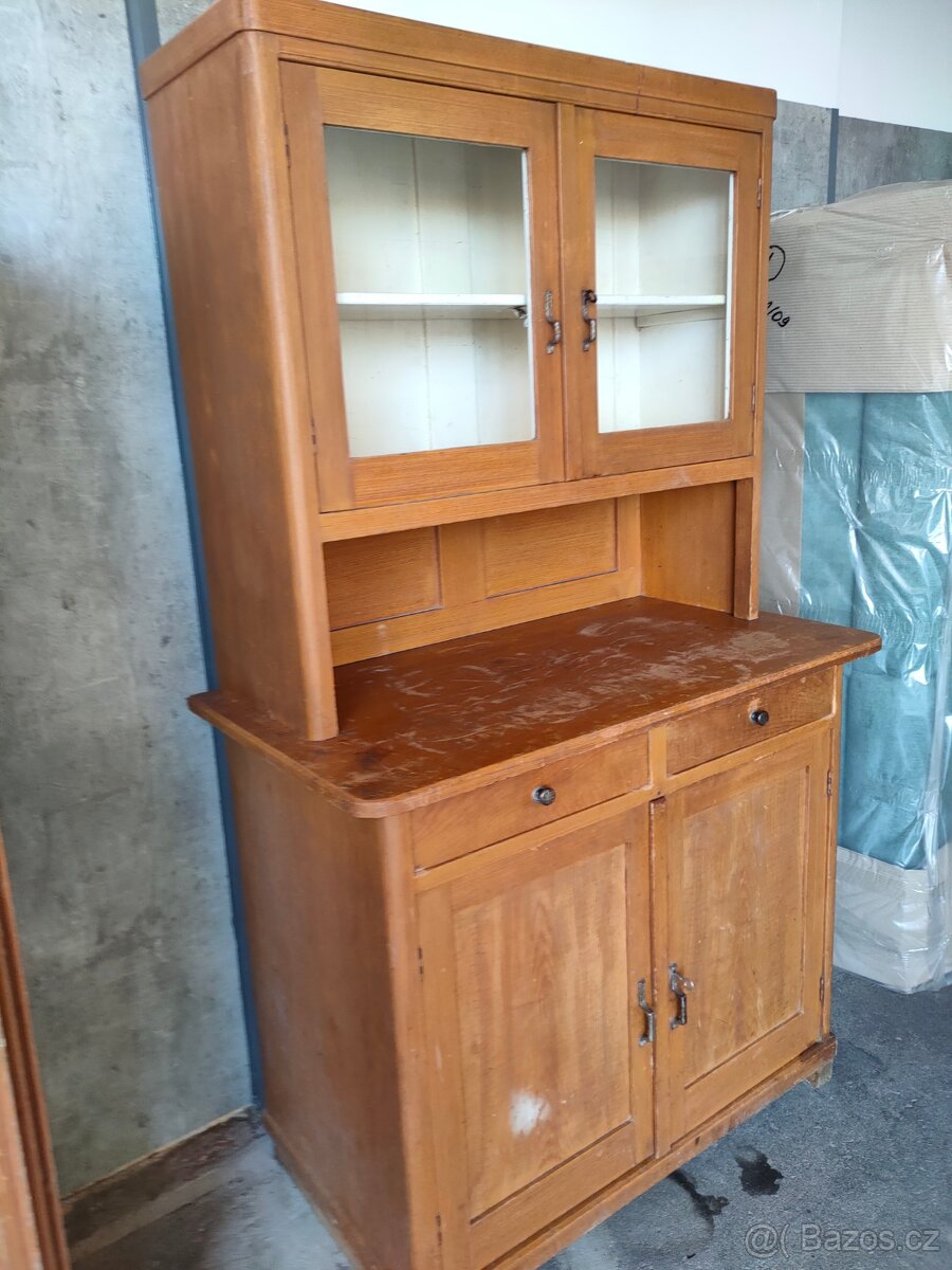 STAROŽITNÝ NÁBYTEK - 2