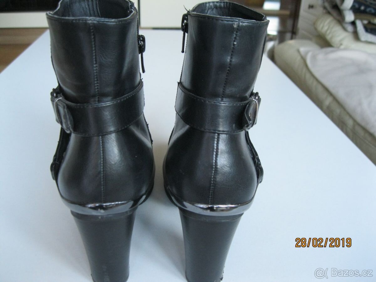 Kotníčkové kozačky černé - 2