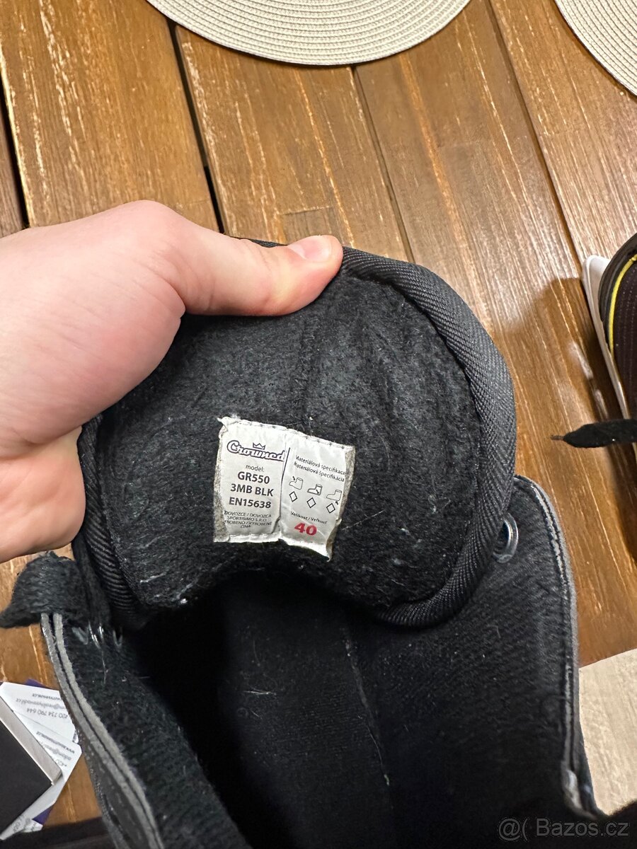 Prodám hokejové brusle vel. 40 - 2