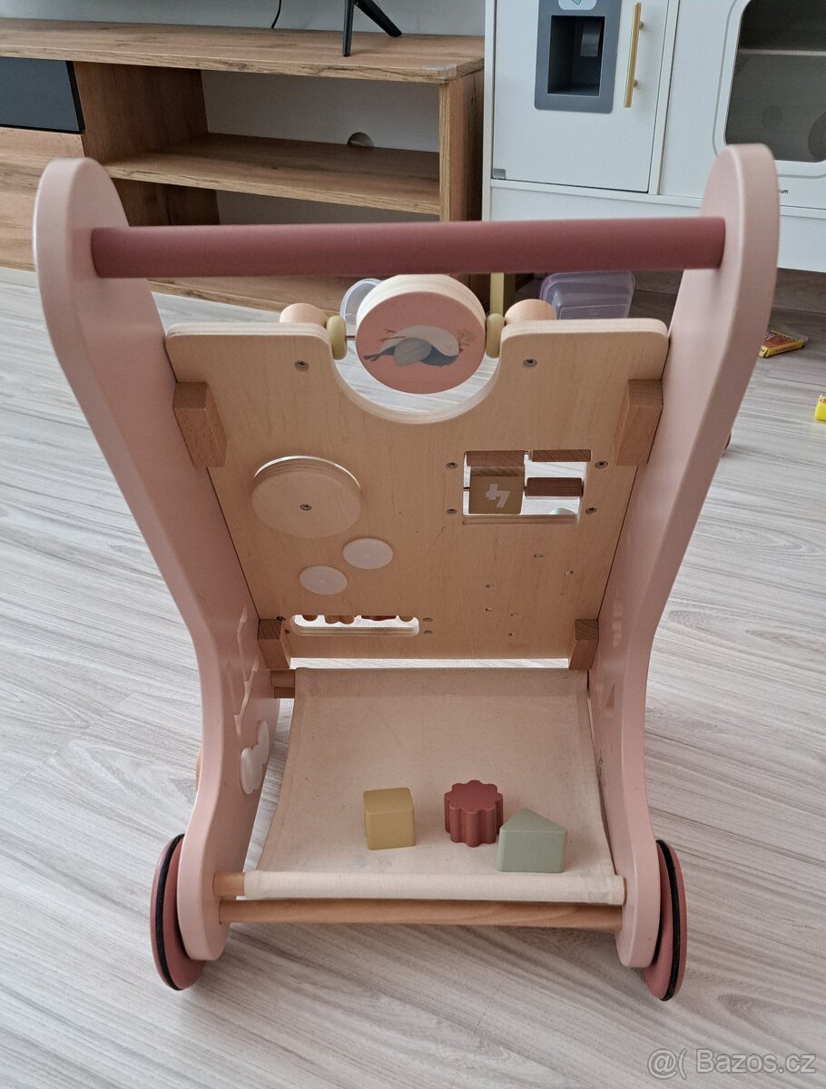 Dřevěné chodítko pro holčičku. - 2