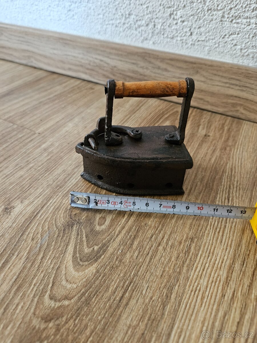 Stará litinová mini žehlička - 2