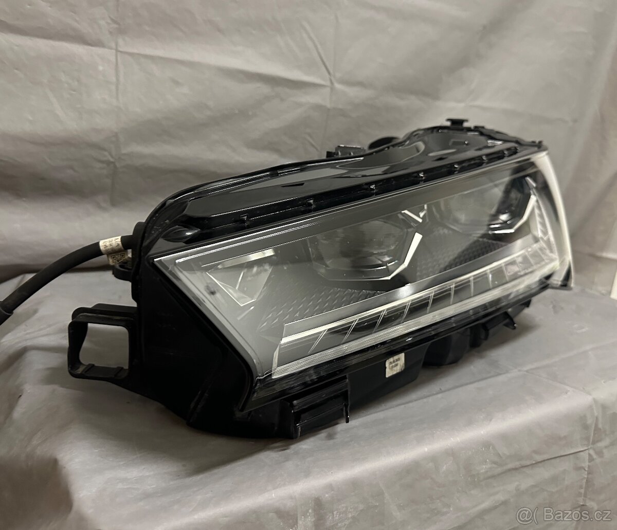 Superb 4 levý full led - top stav - 2