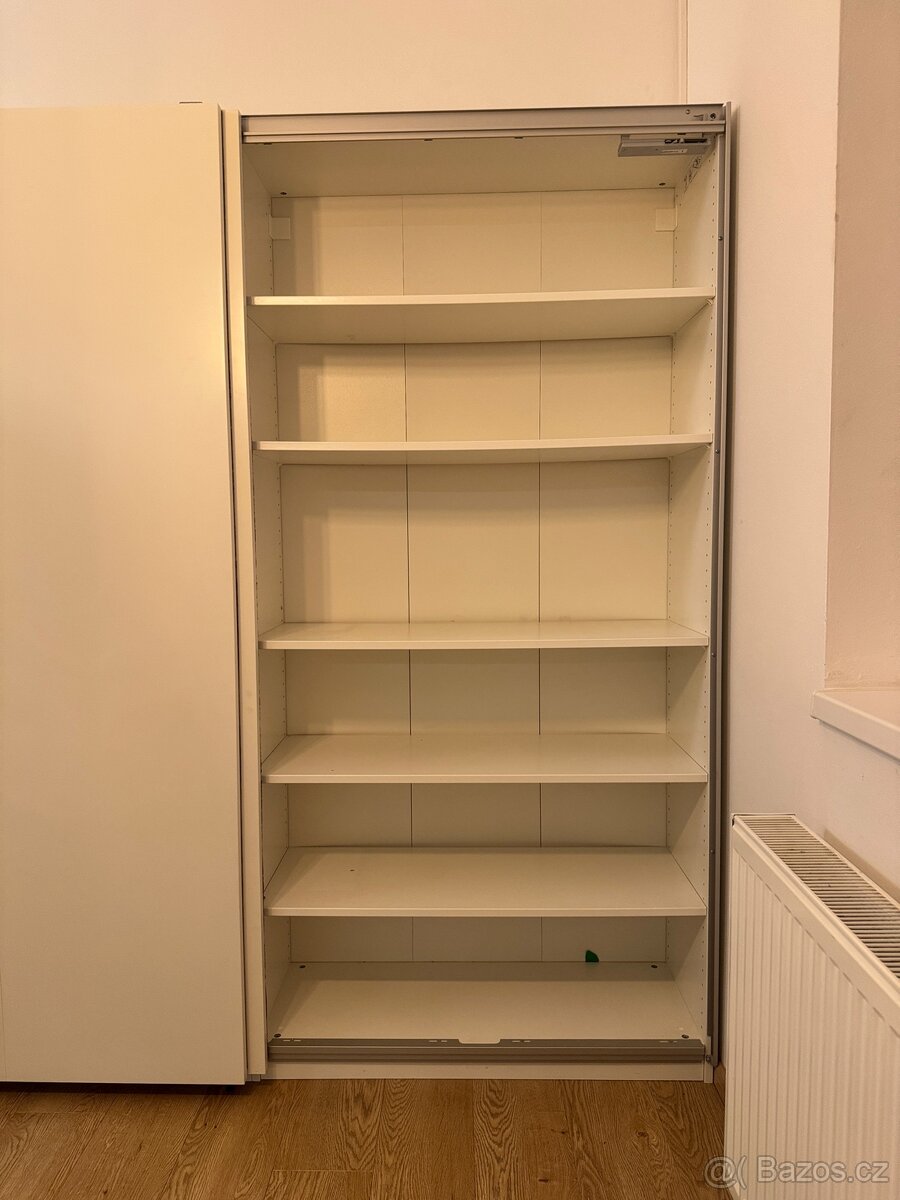 Prodám velkou šatní skříň – posuvné dveře, bílá - 2