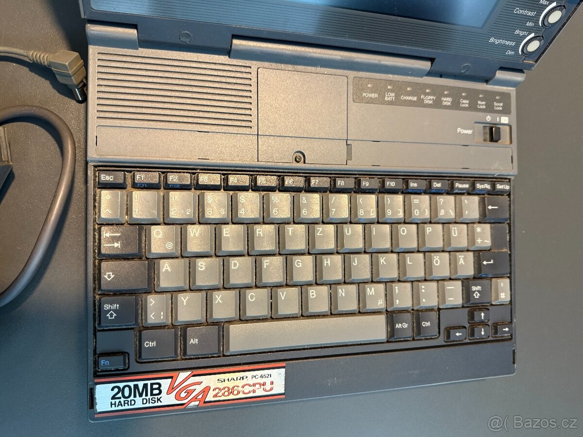 Stary retro notebook Sharp PC-6500 - 2
