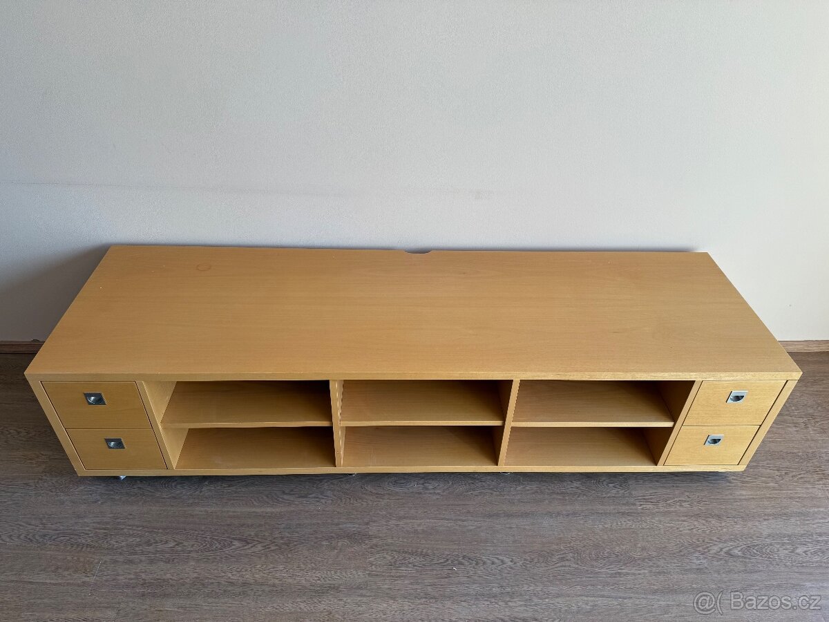 Masivní TV stolek - 2