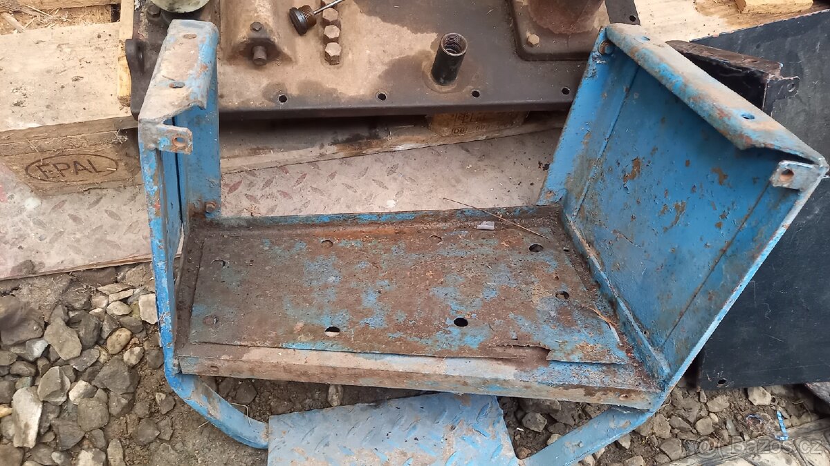 Zetor6711/6911-kastliky nářadí a baterky - 2