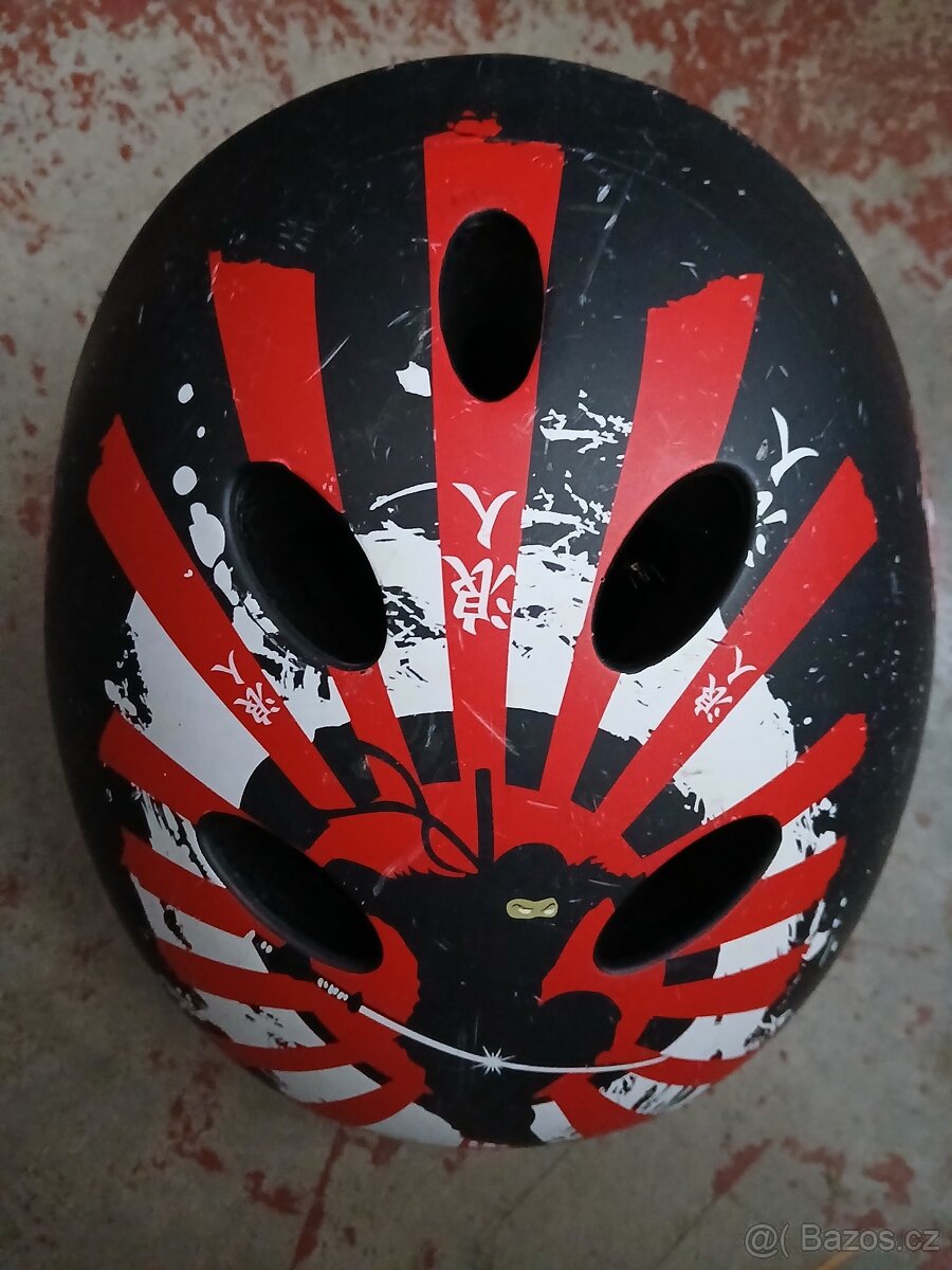 černá dětská helma - 2