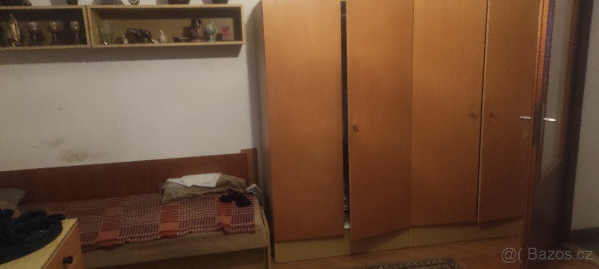 skříně, postele, stěny - 2