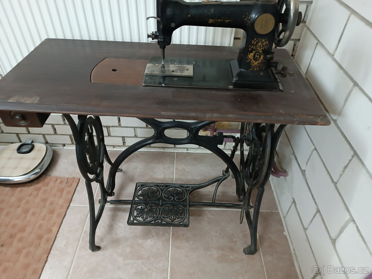 Šlapací šicí sroj se stojanem - 2