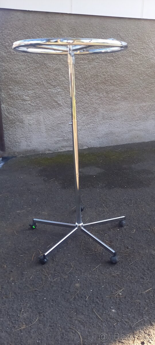 Mobilní stojan na oděvy - 2