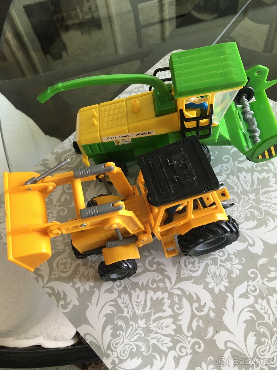 Dva plastové traktůrky,motorka a malá autíčka - 2