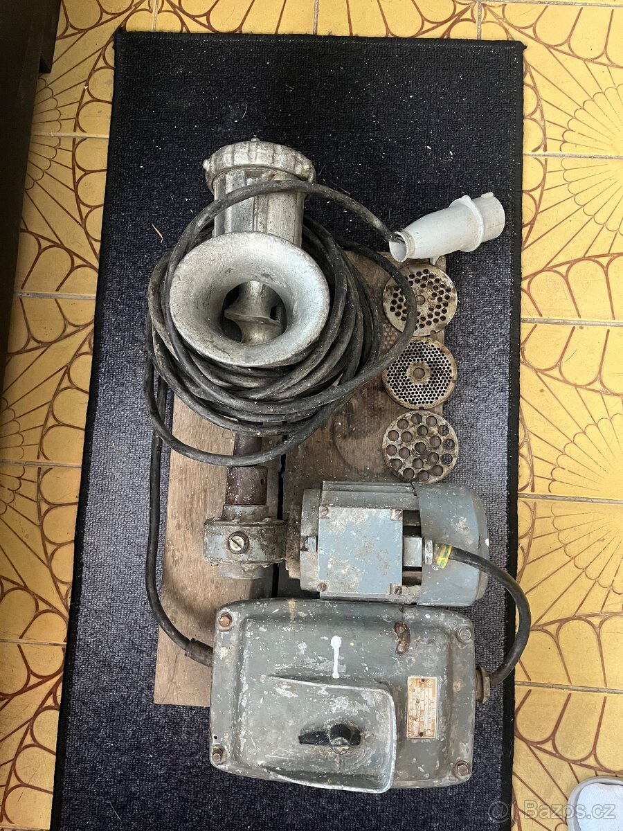 Mlýnek na maso s elektromotorem - 2