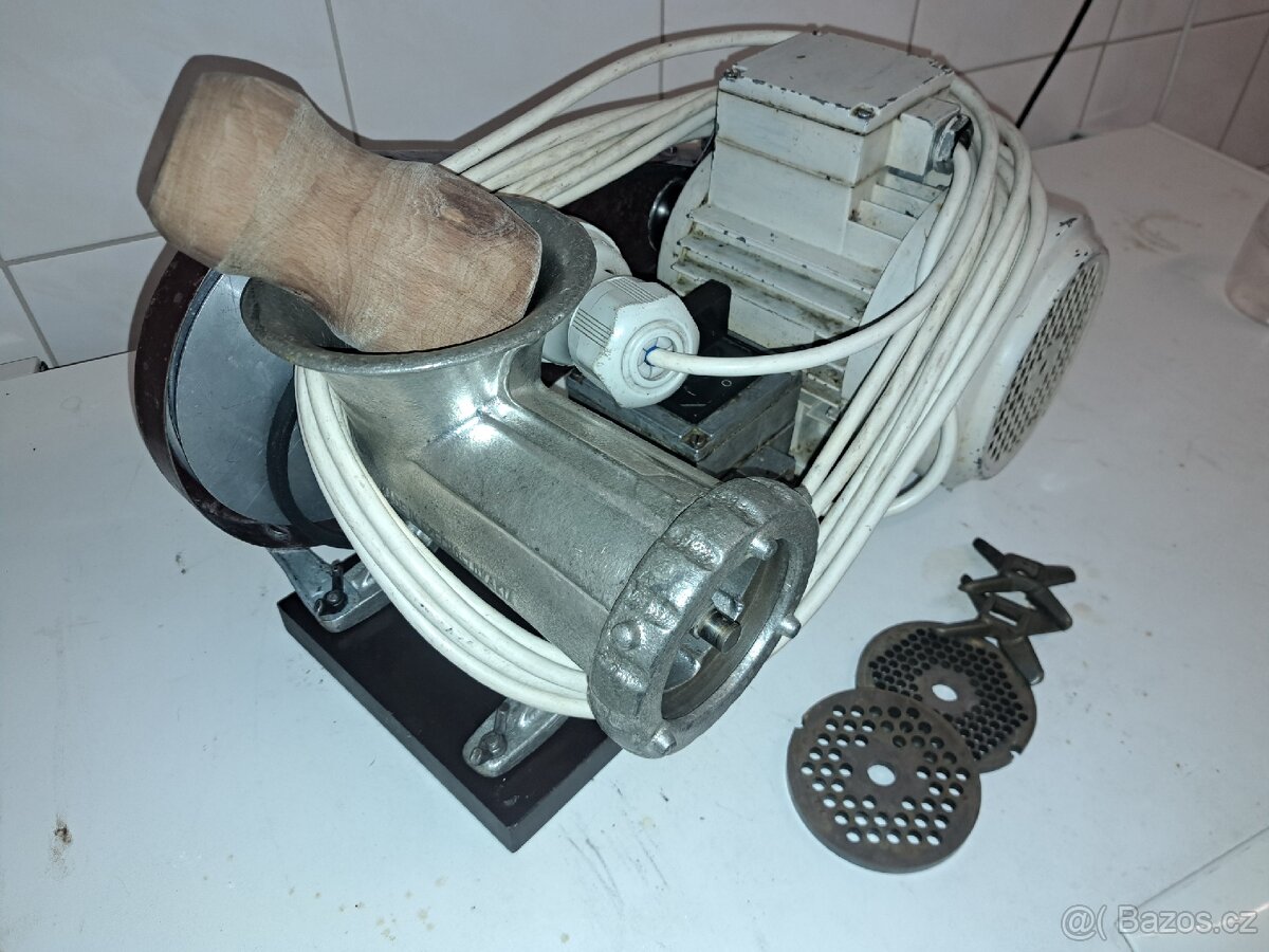 Prodám elektrický mlýnek na maso. - 2